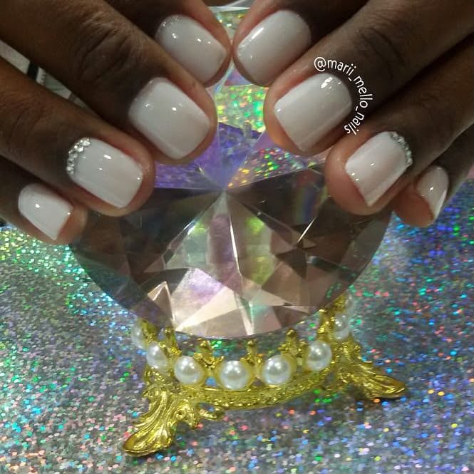 Esmaltação em gel com pedrarias